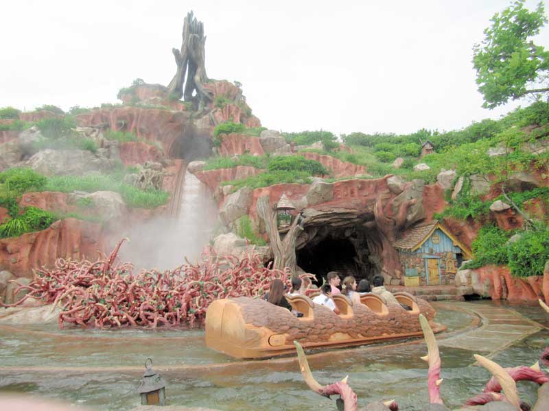 小雨模様の中、歓声で盛り上がるアトラクション「スプラッシュ・マウンテン」＝１日、浦安市の東京ディズニーランド