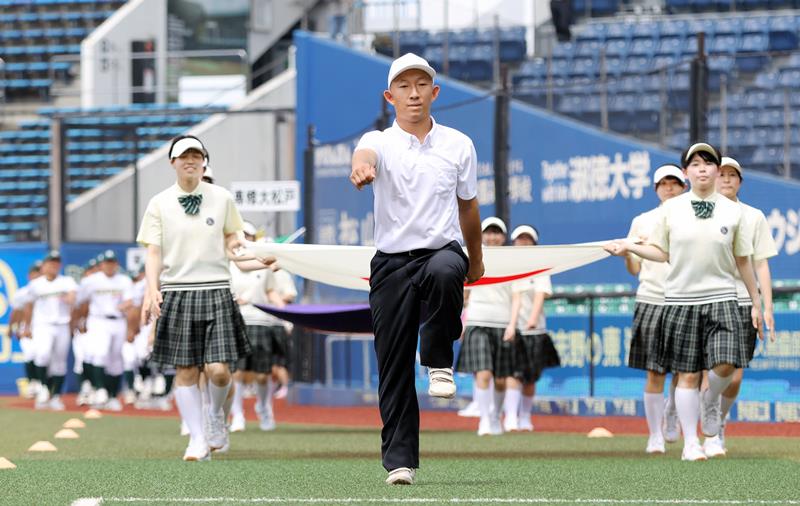 選手を先導した日体大柏の六川=6日、千葉市美浜区のZOZOマリンスタジアム