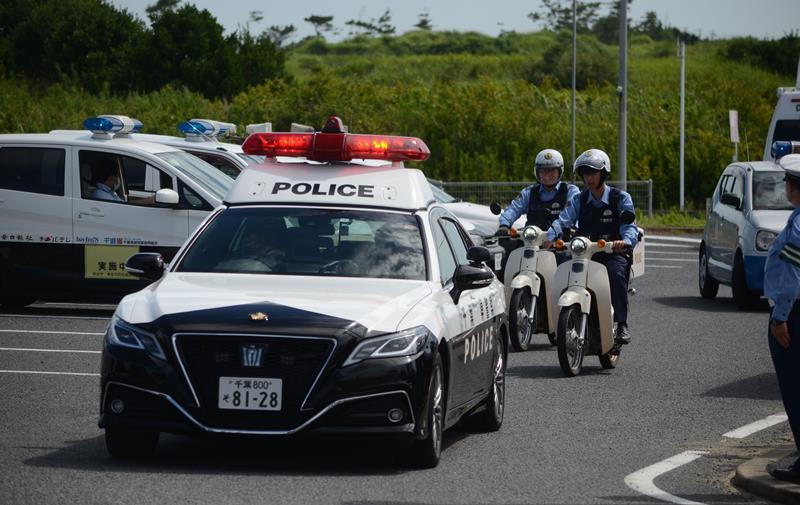 パトロールへ出動するパトカー＝九十九里町