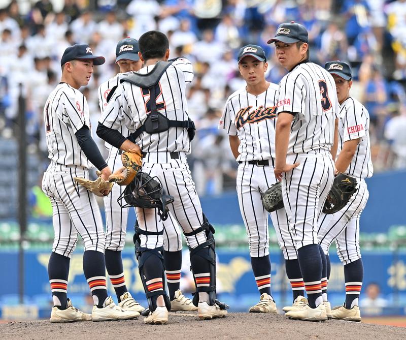 マウンドに集まる葉山(左)ら千葉敬愛の選手たち=ZOZOマリン