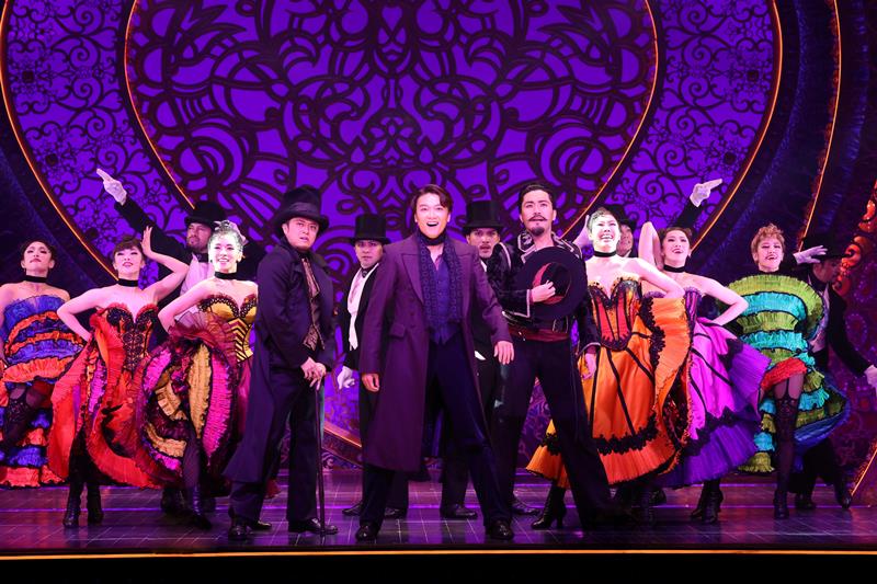「ムーラン・ルージュ!ザ・ミュージカル」2023年公演より。中央が井上芳雄(クリスチャン)、左が上川一哉(ロートレック)、右が中井智彦(振付師)=写真提供・東宝演劇部