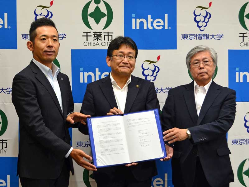 インテルの島田事業統括部長（左）と東京情報大の布広学長（右）、神谷市長＝千葉市役所