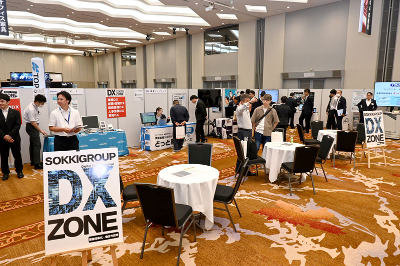 ＤＸ関連ブースで情報収集する来場者ら＝千葉市美浜区