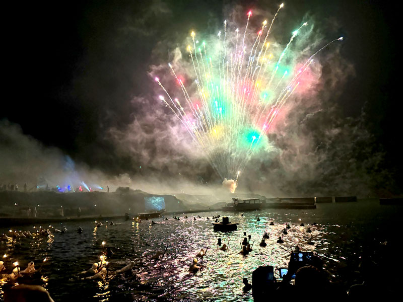 フィナーレには花火も打ち上がった=20日夜、南房総市