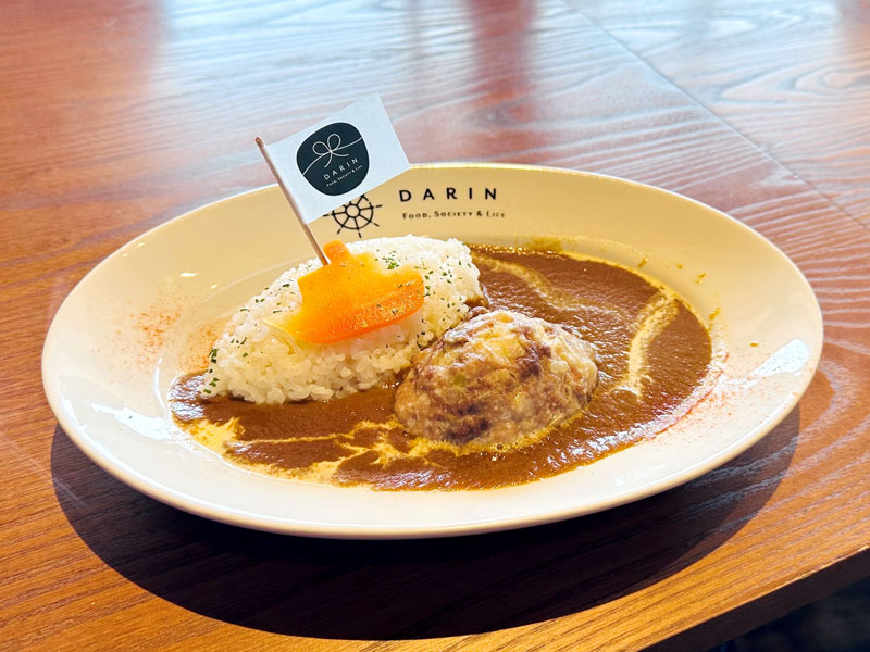 認証第１号店となったレストラン「舵輪」の半熟卵の木更津「海自」フーカデンビーフカレー（「らづ－Ｂｉｚ」提供）