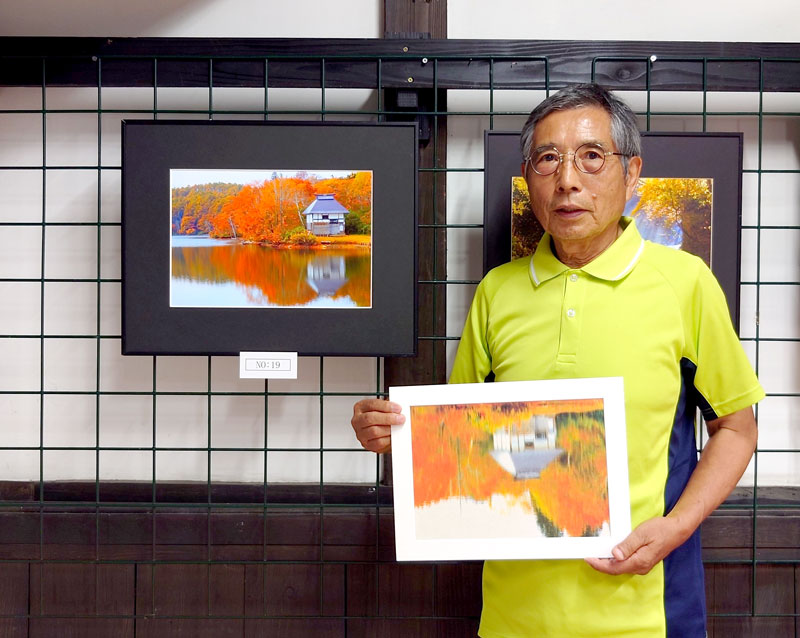 自身の作品を紹介する写真家の清野さん＝市原市鶴舞のつるまい美術館