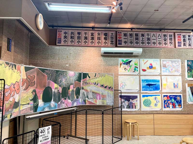中学校美術部の絵画や黒板アート作品を展示した広屋の店内=旭市