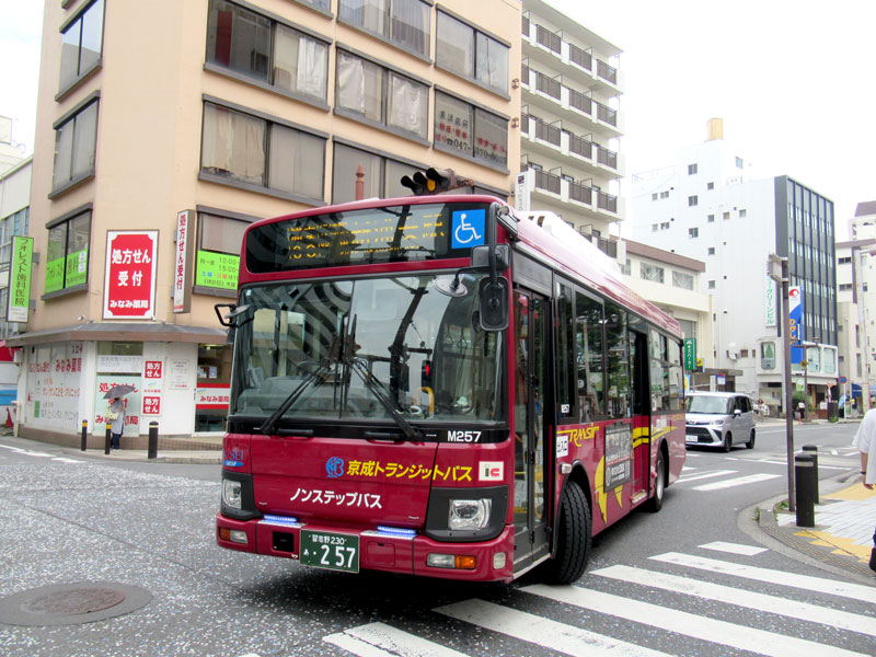 市川市内を走る京成トランジットバスの路線バス