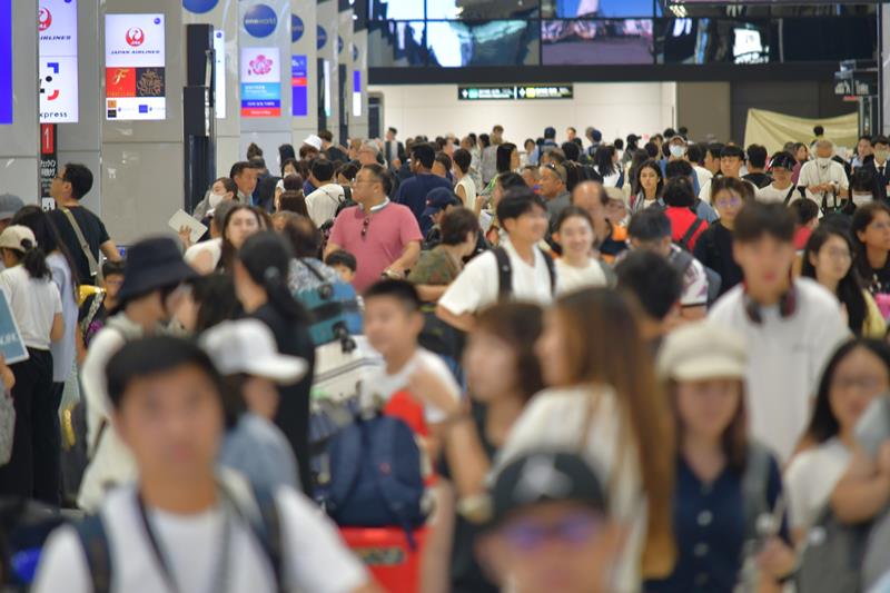 お盆休みを海外で過ごす人たちの出国ラッシュが始まり、国際線出発ロビーが混み合う成田空港=9日午後、成田市