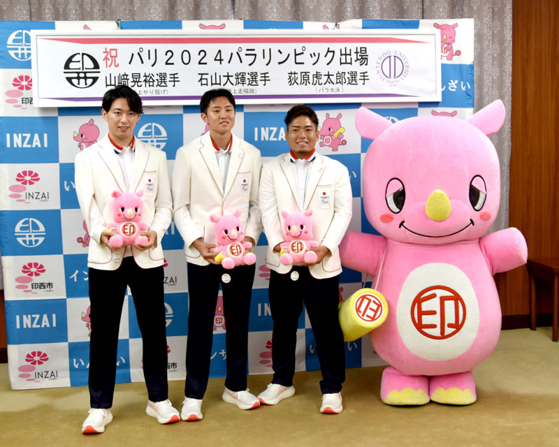 パリパラリンピックへの出場を報告するため印西市役所を訪問した順大の(左から)荻原、石山、山崎の各選手=8日、市役所