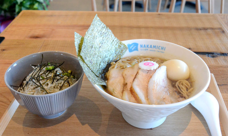 煮干しをふんだんに使った特製のしょうゆラーメン（右）と、ミニしらす丼