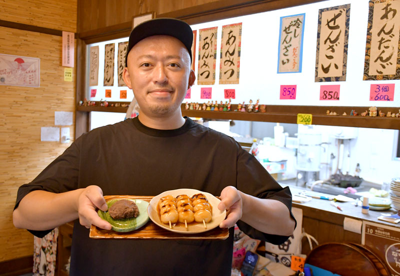 「後藤だんご屋」のこだわりが詰まった二枚看板のやきだんご（右）とあんだんごを紹介する店主の後藤慧さん＝成田市