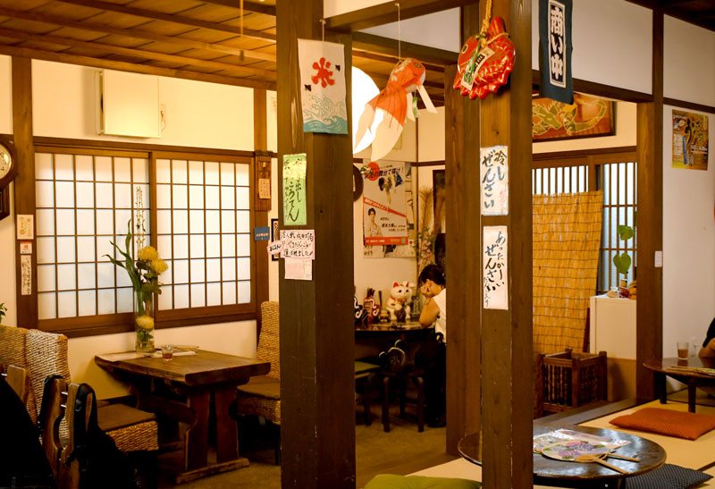 木の温かみが広がる店内