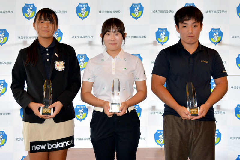 優勝した（左から）飯田さん、国吉さん、田中さん＝３０日、勝浦市