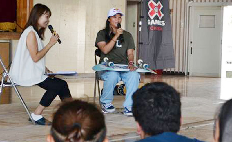 小学生を前に競技の魅力を語る四十住選手(右)