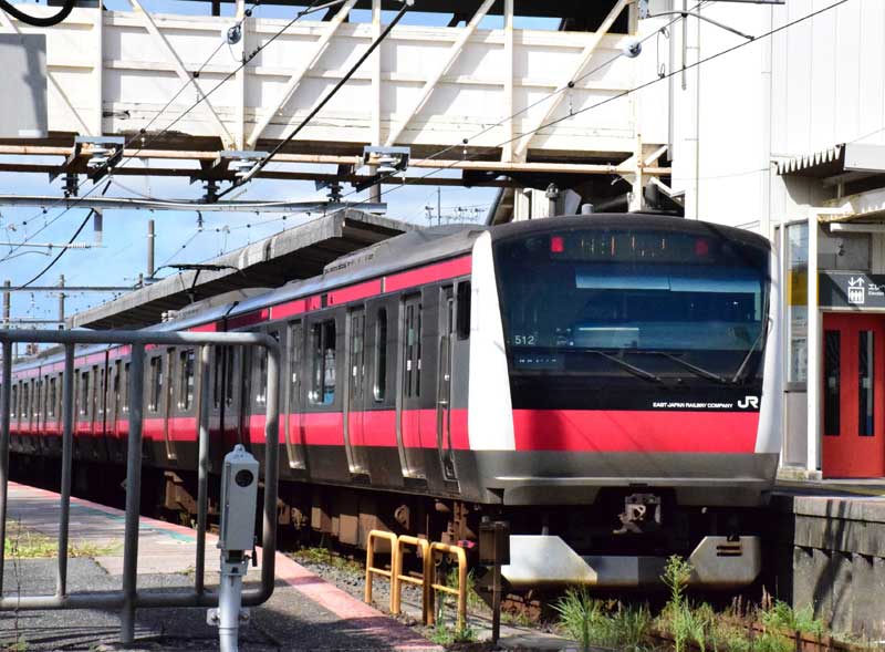 JR上総一ノ宮駅から東京駅に向けて出発する京葉線直通電車=2日、一宮町