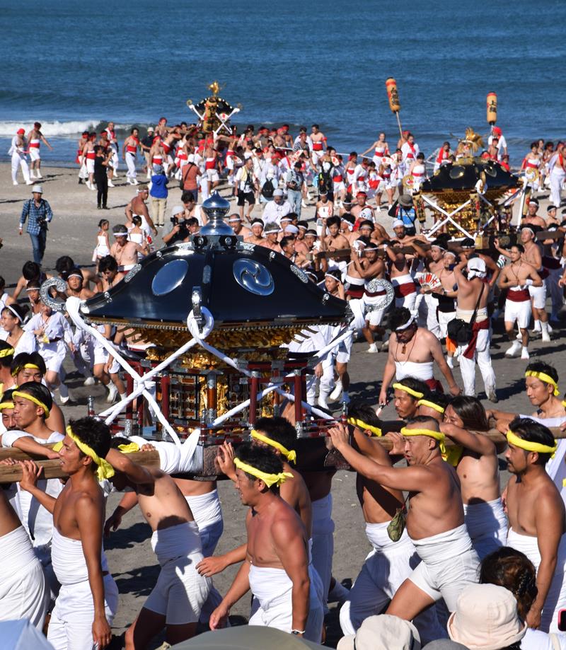 釣ケ崎海岸に続々と集まる神輿=13日、一宮町