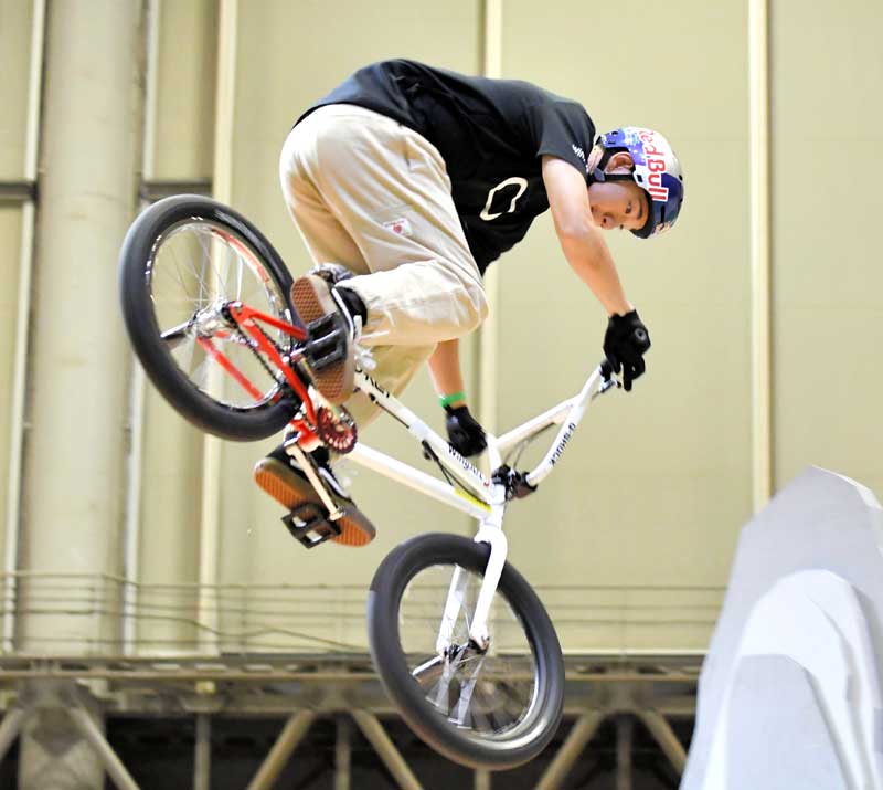 ＢＭＸパーク予選で演技する中村輪夢＝２０日、千葉市美浜区の幕張メッセ