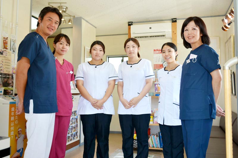 開かれた医療を目指す「ちはら歯科医院」のスタッフ。左が本間院長=いすみ市