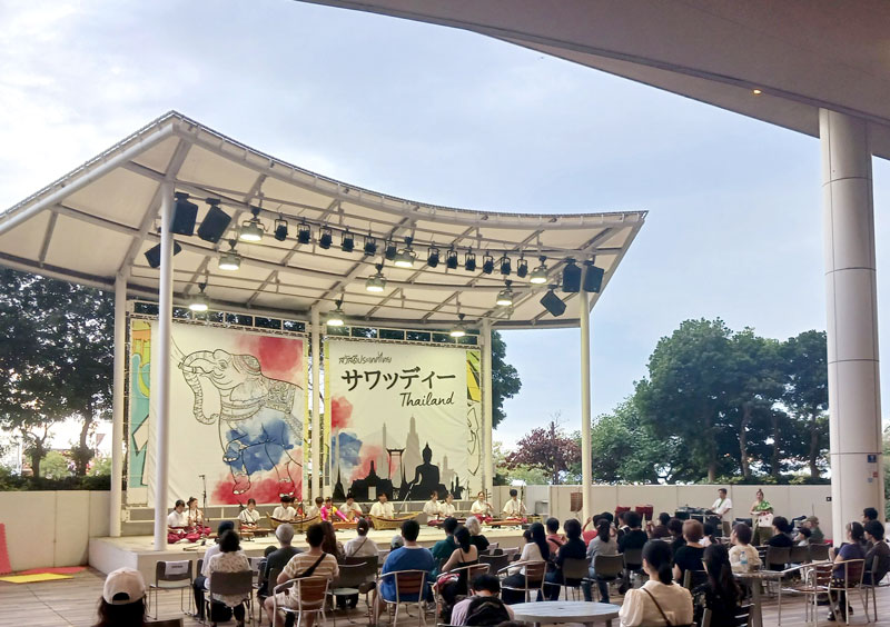 タイの伝統的な音楽などが披露されたステージ＝千葉市美浜区