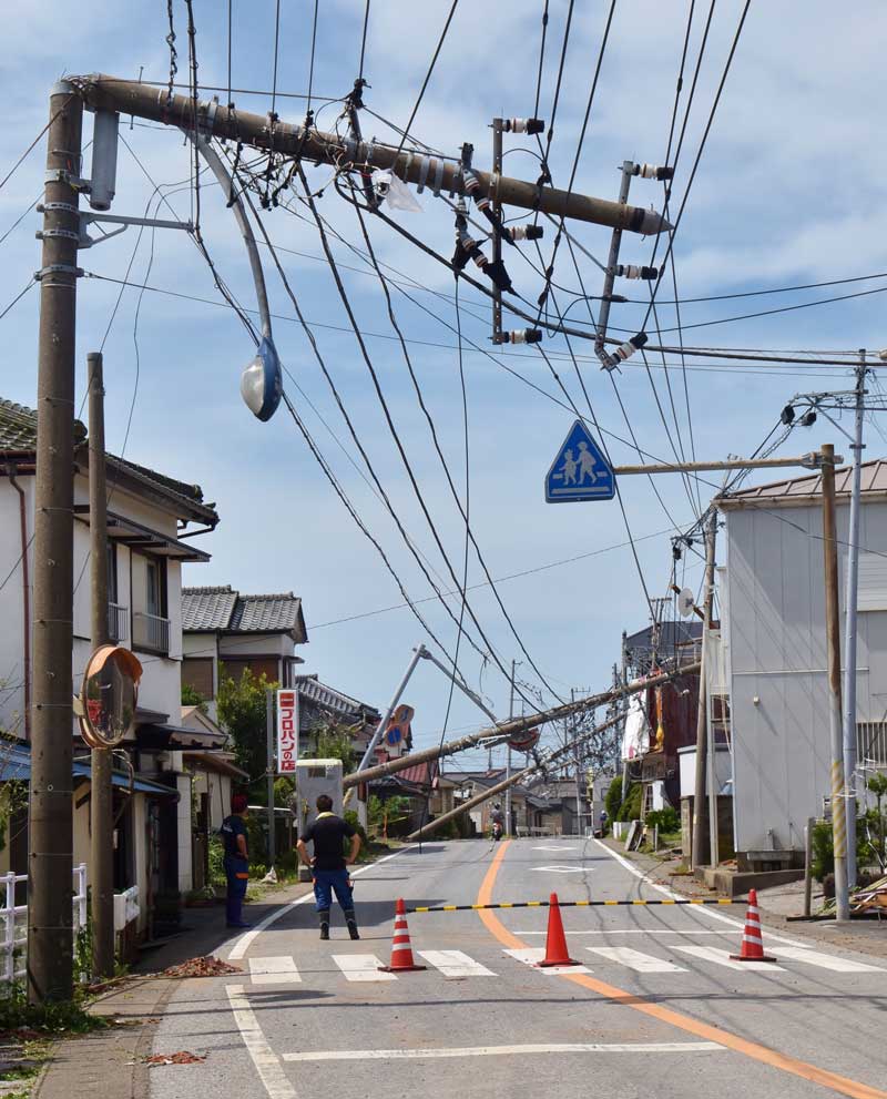 台風の影響で根元から折れ曲がった電柱＝２０１９年９月９日、館山市船形