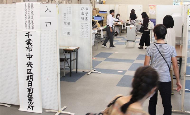 蘇我コミュニティセンター1階に設置された期日前投票所=16日、千葉市中央区