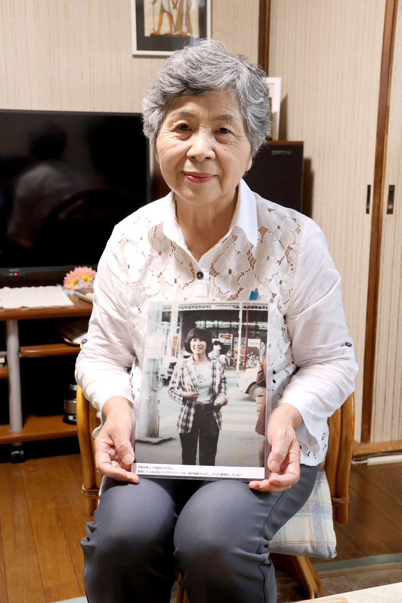 妹の了子さんの写真を手にする竹下さん＝千葉市若葉区