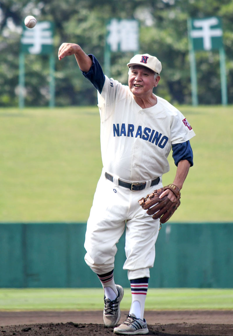 習志野高のユニホーム姿で高校野球の始球式を務めた石井さん=2018年7月