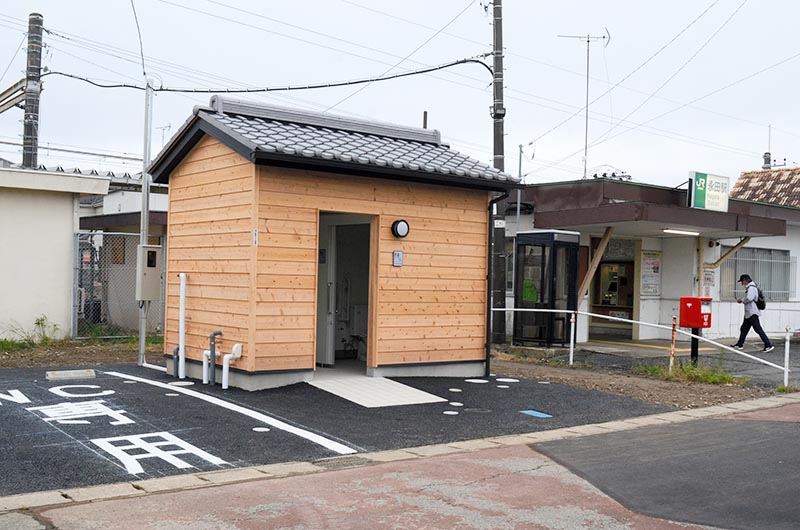 JR永田駅の出入り口近くに設置された公衆トイレ=8日、大網白里市