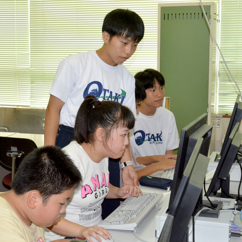 特別支援学校で学習を支援する大多喜高生＝いすみ市