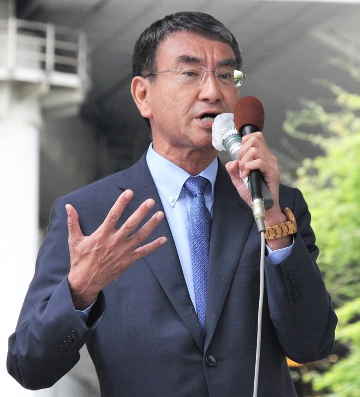 演説する河野前デジタル相＝１７日、千葉市中央区