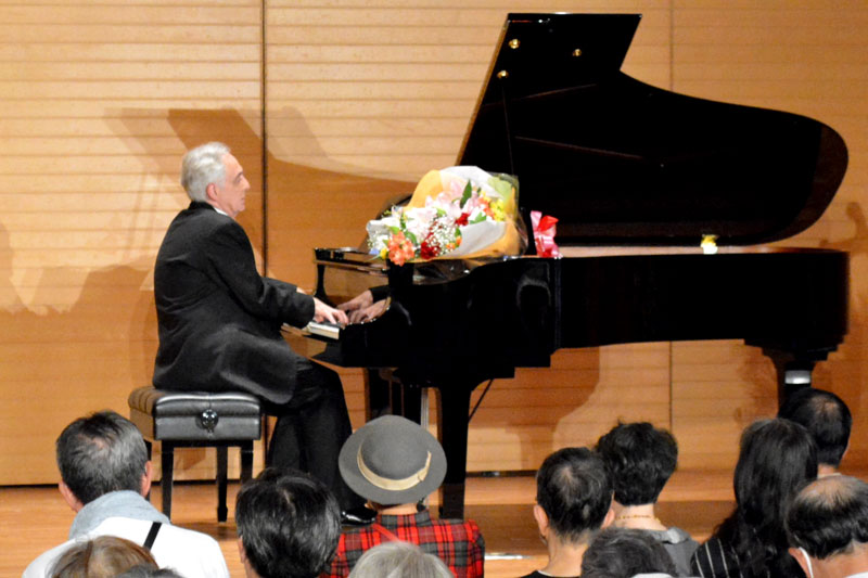 ショパンの曲を演奏するオレホフスキさん＝御宿町
