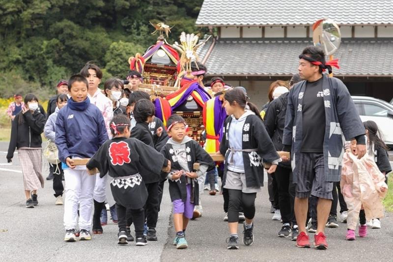 子どもらによるみこしの渡御＝御宿町（提供写真）