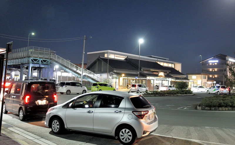 夕方から家族を迎える車が並ぶJR佐原駅前のロータリー(画像の一部を加工しています)
