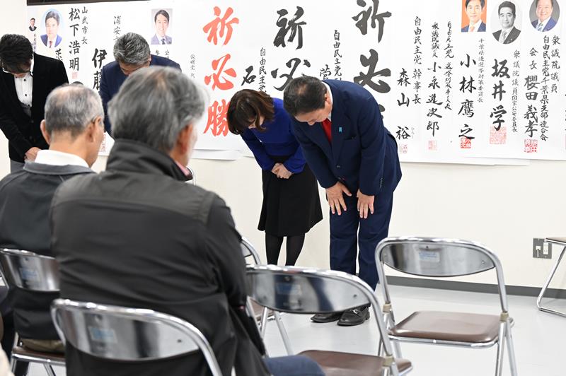 4区での敗戦が確実になり、支持者らに頭を下げる自民党の木村氏。比例での復活当選に望みを託したがあと一歩届かず、返り咲きならず=27日、船橋市
