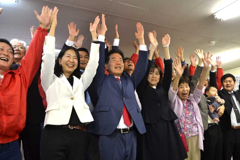 当選が確実となり万歳三唱する立憲民主党の矢崎氏(中央)=28日、浦安市