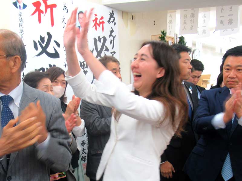 比例復活での当選が決まり、喜びを爆発させる英利氏＝２８日、市川市