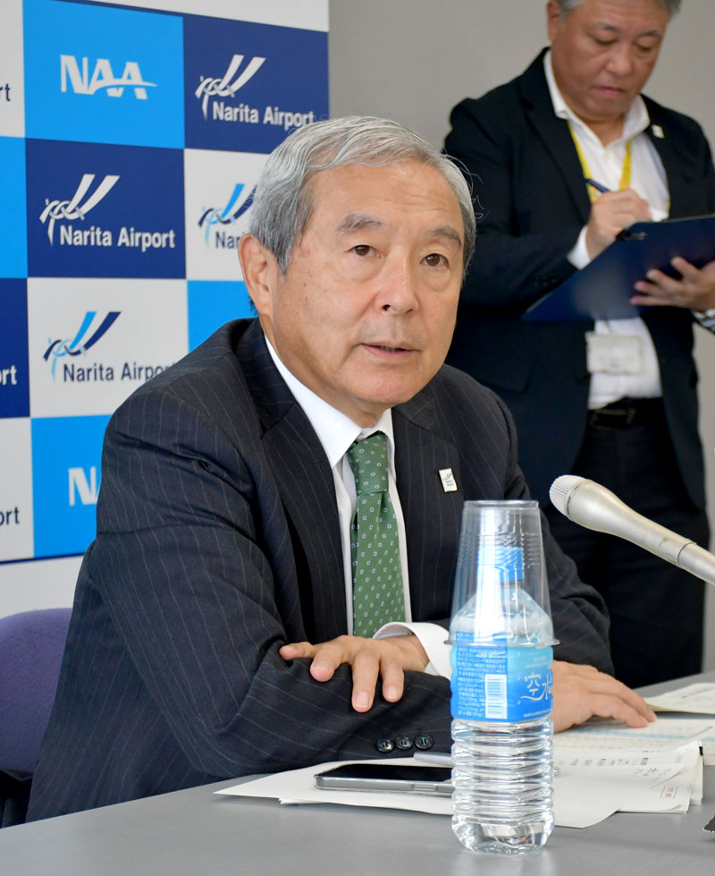 成田空港の２０２４年度上期の運用状況について定例記者会見で説明するＮＡＡの田村社長＝２８日、成田市