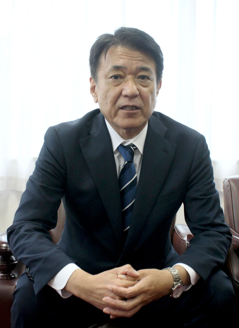 ３期目への抱負を語る角田氏＝２８日、千葉市中央区