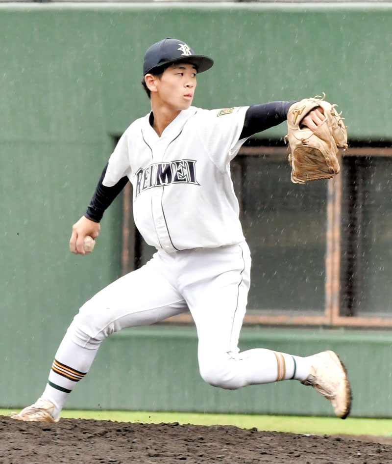 山梨学院―千葉黎明 8回途中から救援した千葉黎明の岩下=保土ケ谷