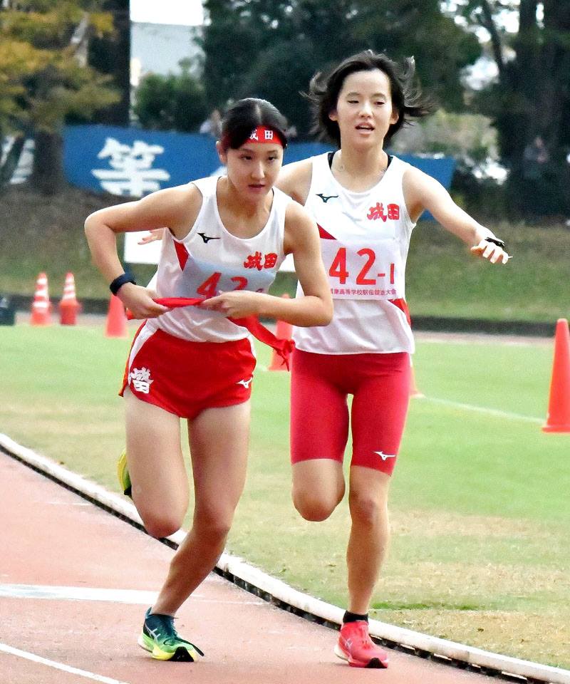 ２位でたすきをつなぐ成田の１区・今西紗世（右）と２区・今井悠月＝前橋総合運動公園