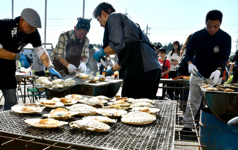 岩手県産のホタテを求めて長蛇の列ができた山田ふれあいまつりの会場=3日、香取市