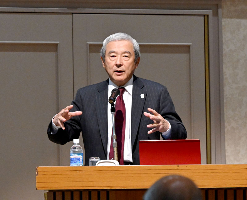 千葉政経懇話会１１月例会で講演する田村氏＝７日、千葉市中央区
