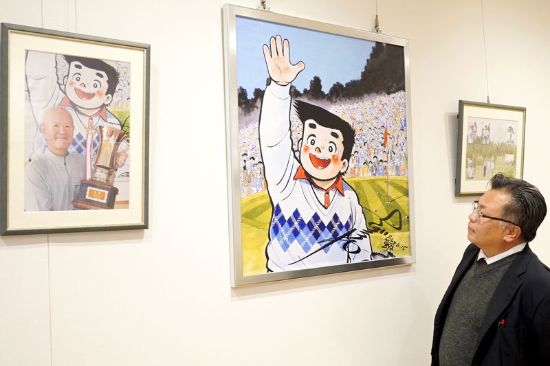 パークゴルフ場開場記念のサイン入りパネルなどが並ぶ特設展=旭市役所