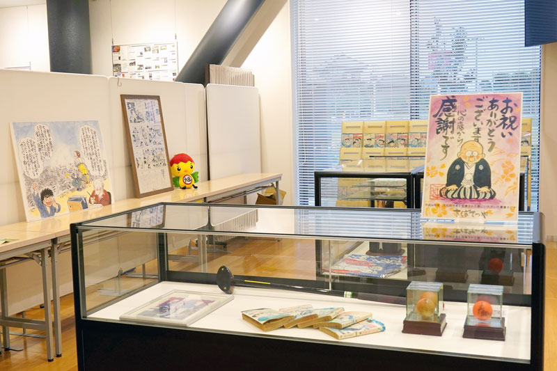 ちばさんの文化勲章受章を祝い、市所有の関係資料などを集めた