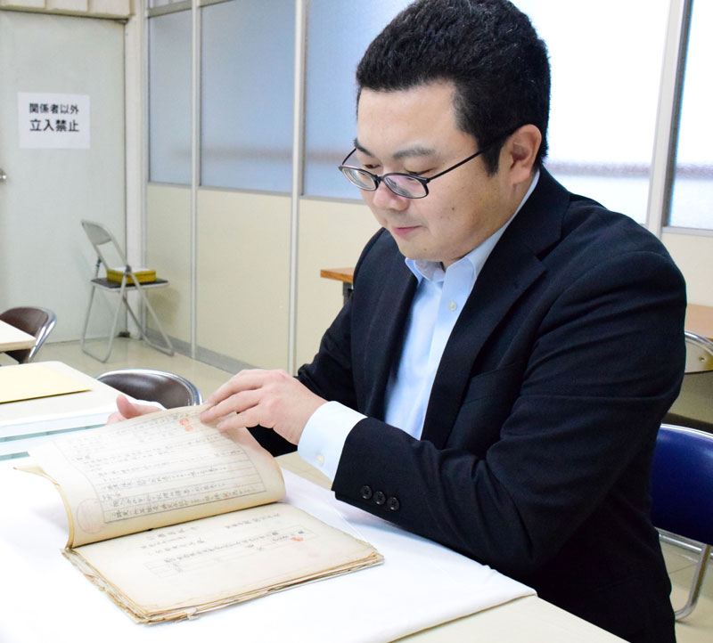 風船爆弾の打ち上げに関わったとされる部隊が郵便局に出した文書を説明する江沢学芸員＝一宮町
