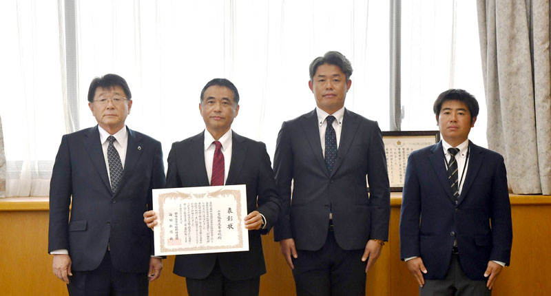 ２１世紀枠の県推薦校に選出され、表彰状を受け取った千葉黎明の吉田校長（左から２人目）。右から２人目は中野監督＝八街市