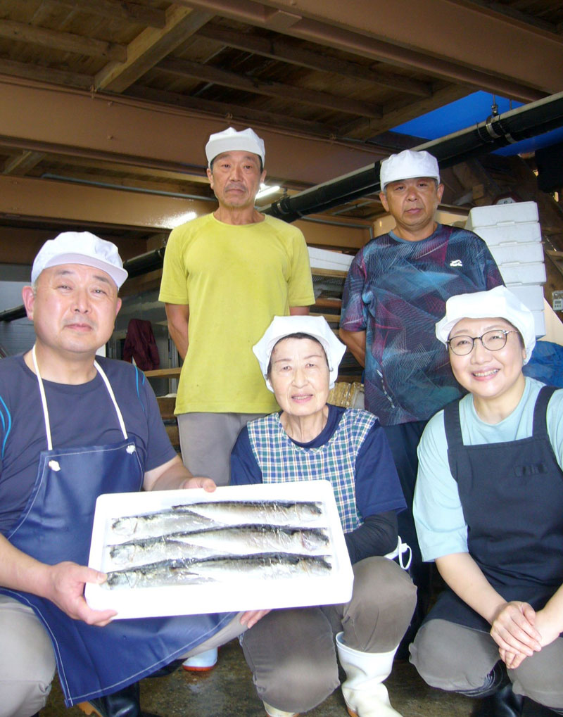 松田商店の松田社長（左下）ら