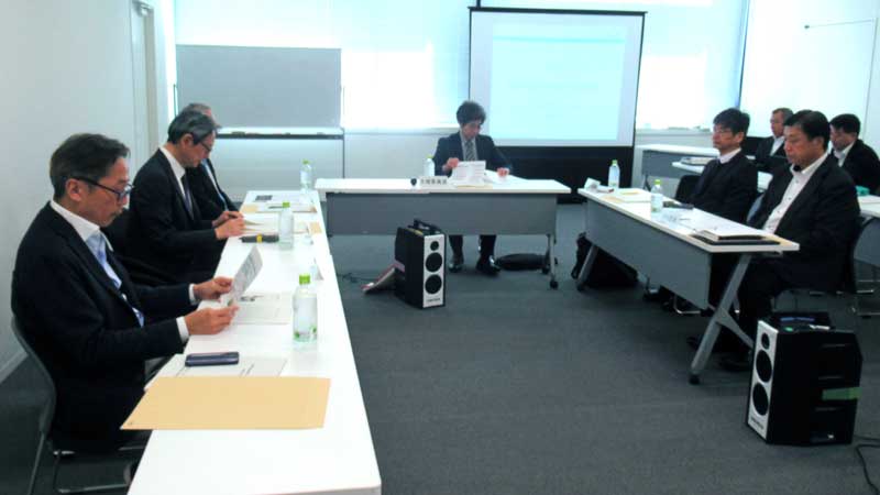 浦安市役所で開かれた同市宿泊税導入検討委員会=26日、同市