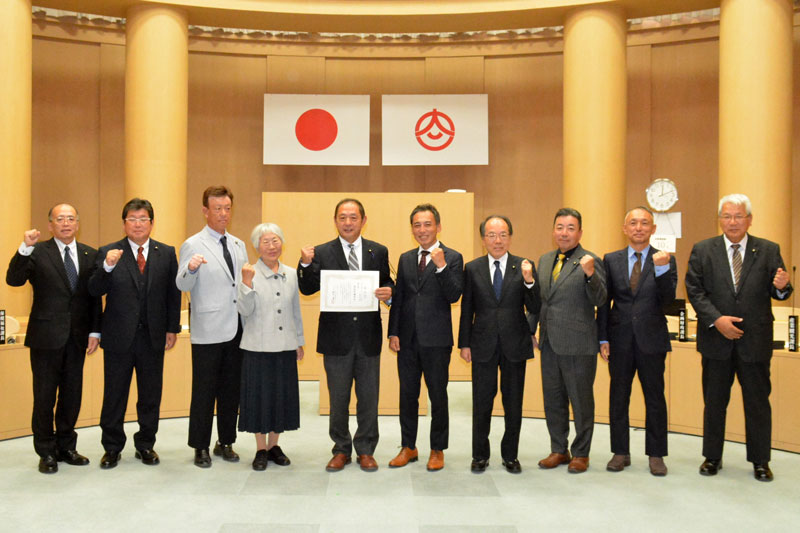 議会改革部門の躍進賞を受賞した御宿町議会＝２１日、同議会議場